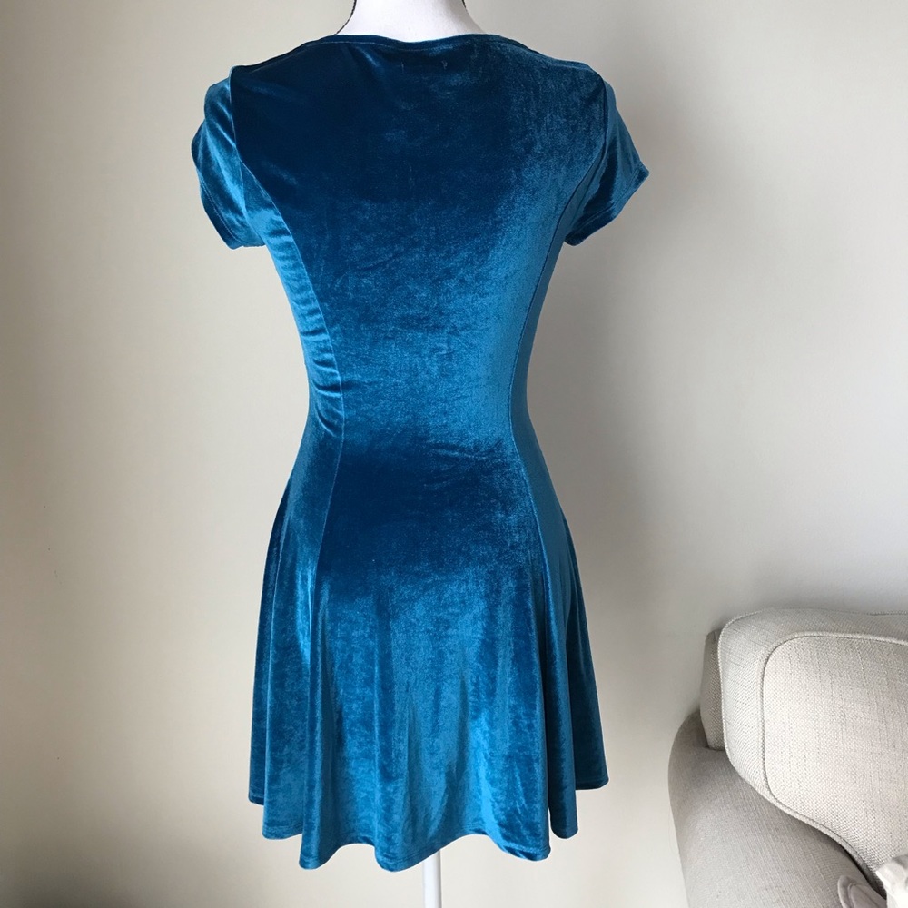 UO Kimchi Blue Dahlia Sweetheart Velvet Dress - Picture 4 of 8